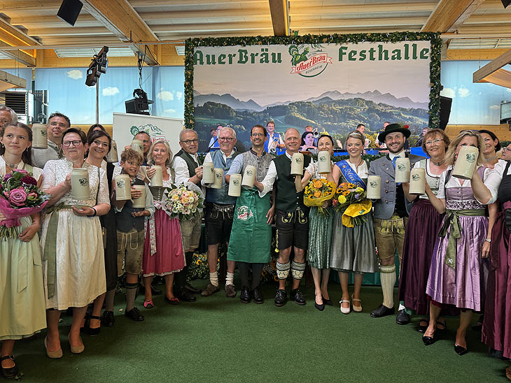 Anstich des Herbstfest Rosenheim 2024 mit 2 Schlägen in der Auer Bräu Festhalle durch OB Andreas März (Mitte)  (©Foto: Martin Schmitz)